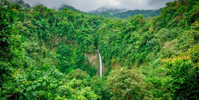 Cascada de la fortuna de San CArlos, Costa Rica, tu viaje de boda ideal
