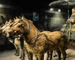 Carros de bronce restaurados en el Museo de los Guerreros de Terracota